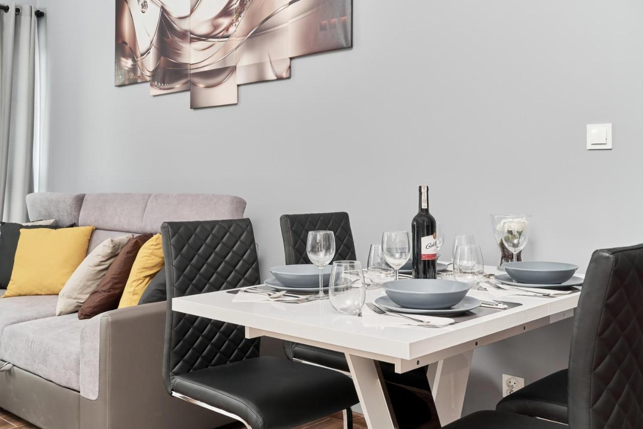 Apartments Wroclaw Jana Pawla II With Free Parking Wroclaw By Noclegi Renters Екстер'єр фото